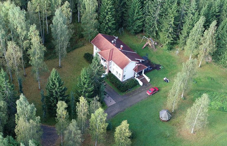 Ex-pariskunnan omakotitalo on edelleen kaupan.