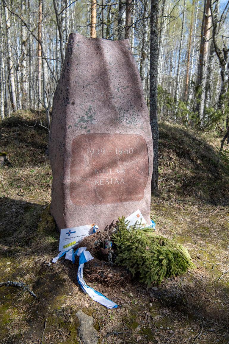 Kollaa kestää -muistomerkki sijaitsee Kollaanjoen länsirannalla.