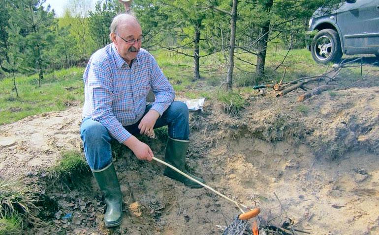 ”Etsintäneuvos” Pentti Killströmille sankarivainajat ovat intohimo ja kunniatehtävä. Nykyään hän osallistuu vuosittain myös kenttähautausmaiden siistimiseen.