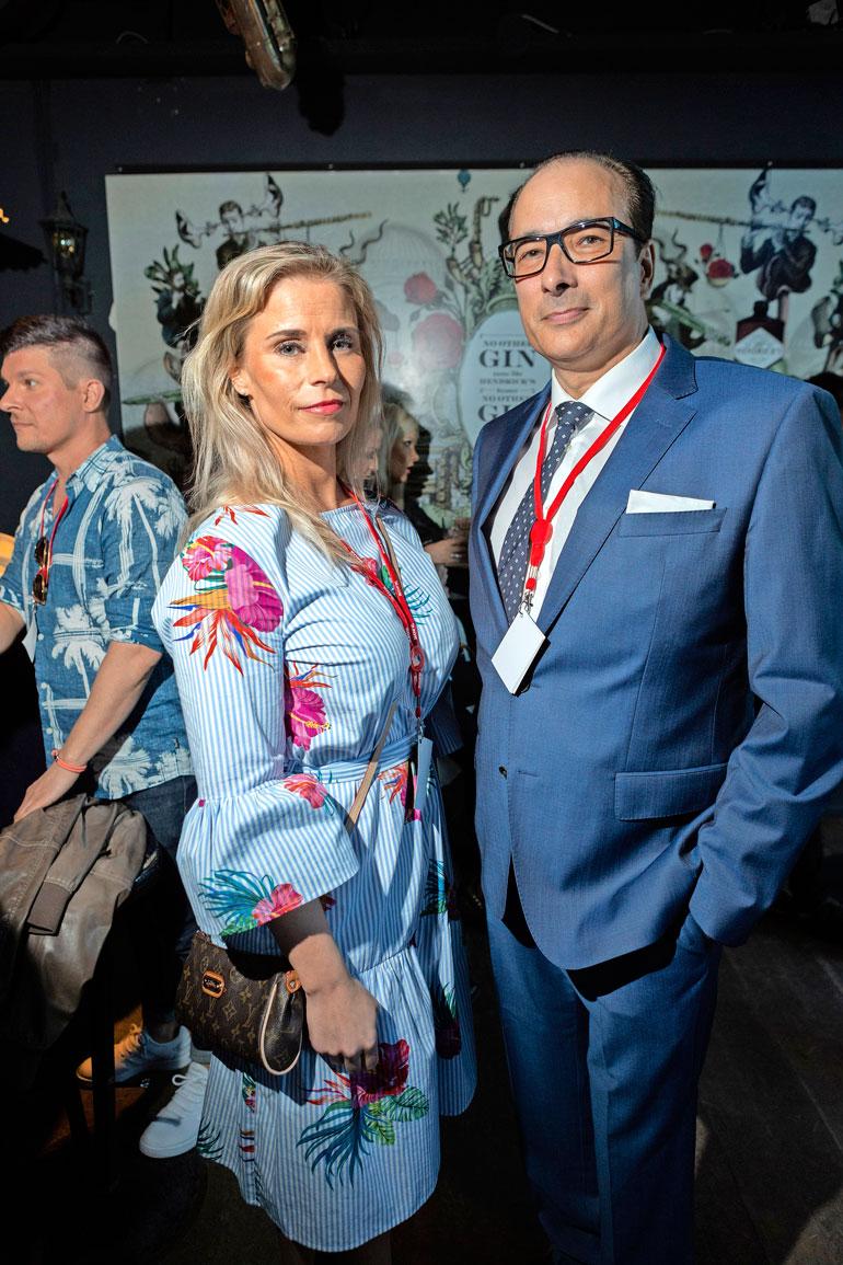 Hanna Kärpänen ja Heikki Lampela poseerasivat yhdessä ravintola Storyvillen kesäterassin avajaisissa Helsingissä.