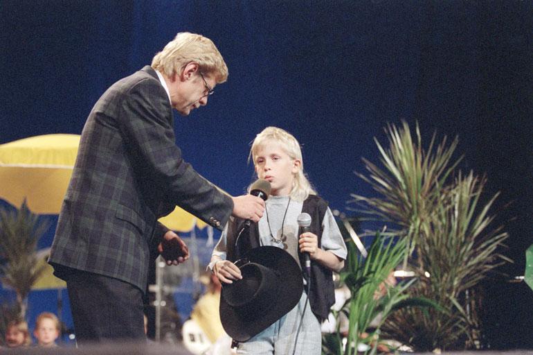 Konsta sellaisena kuin moni meistä hänet muistaa: Tenavatähti-kilpailussa vuonna 1994. Mukana menossa myös legendaarinen pianistivirtuoosi Seppo Hovi.