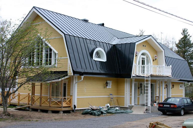Laulaja omistaa Seittenkaaressa toisenkin kiinteistön, hulppean kartanon, missä asuu hänen Raimo-isänsä, 79. Sillanpää esitteli kohteen Huvila & Huussi -tv-ohjelmassa 2008.