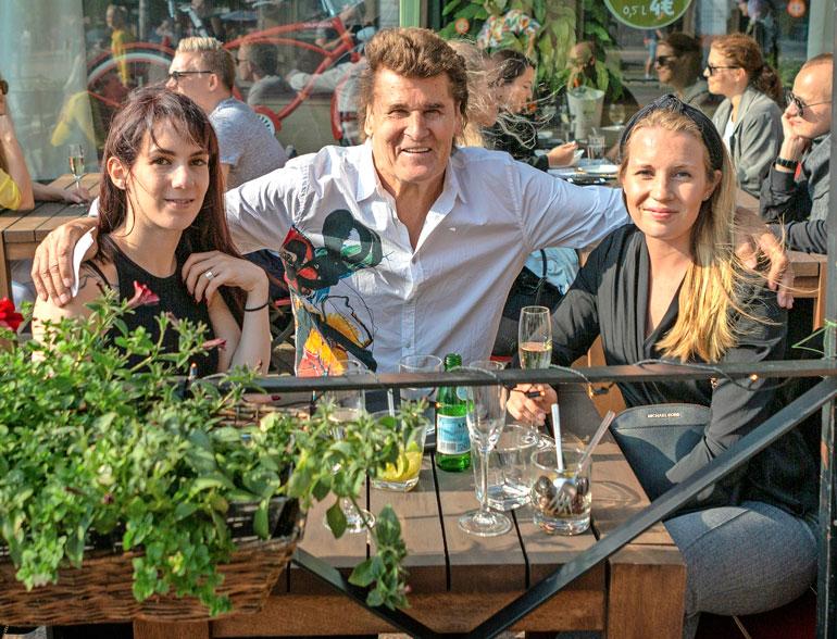 Astrid, Reetu ja Milla tekivät tuttavuutta ravintola Vapianon terassilla Helsingin Rautatientorilla.
