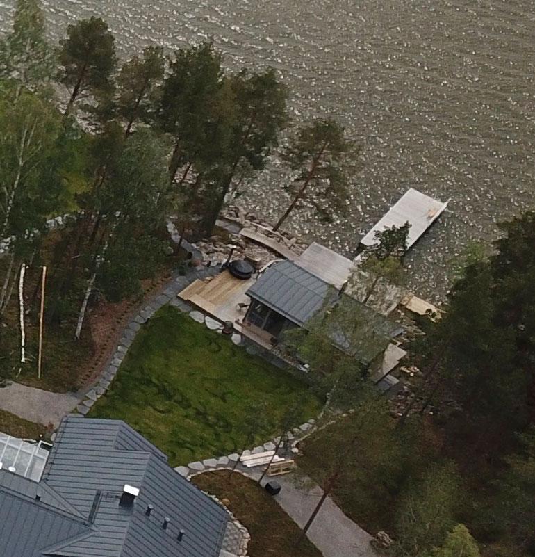 Rantasaunan terassilla on uuden suomalaisen kansallisperinteen mukainen palju.