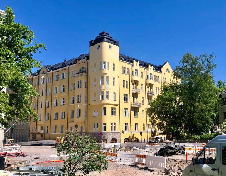 Emelie omistaa kaupunkiasunnon Helsingin ökyalueelta Eirasta. Asunnon arvo on vähintään miljoonan euron luokkaa.