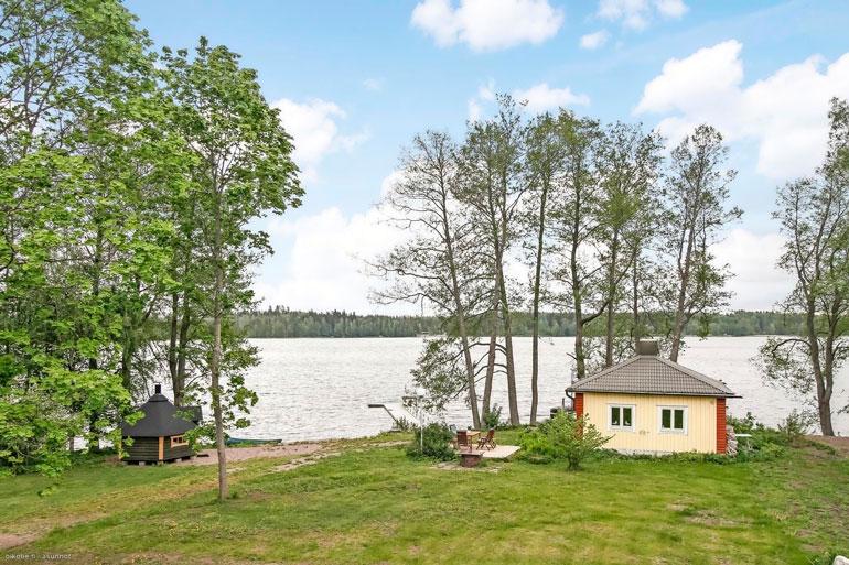 Pihasaunan löylyistä kelpaa pulahtaa järveen pulikoimaan.