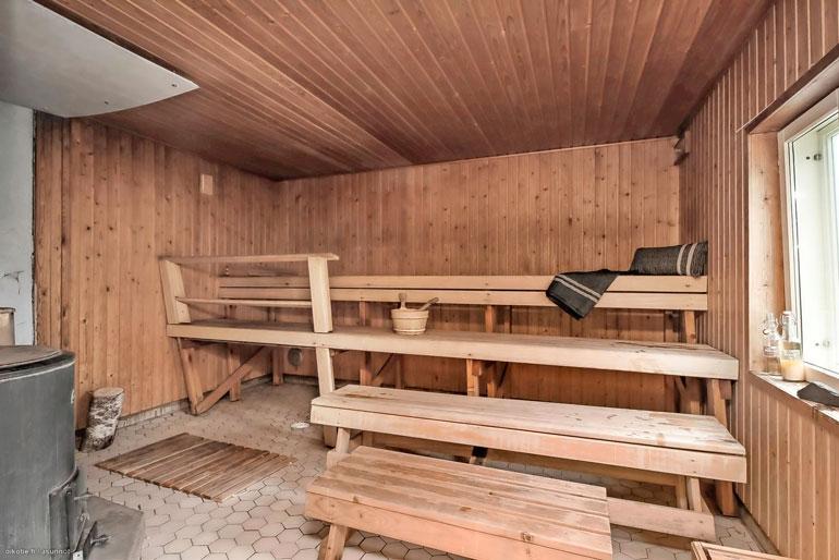 Rantasaunakin on uusittu lauteita ja kiuasta myöten.