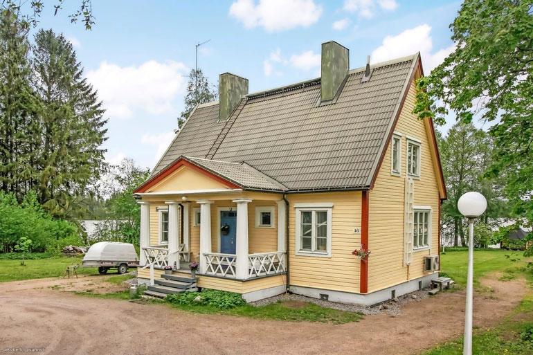 Sadun ja Antin idyllinen hirsitalo sijaitsee 35 kilometrin päässä Helsingistä.