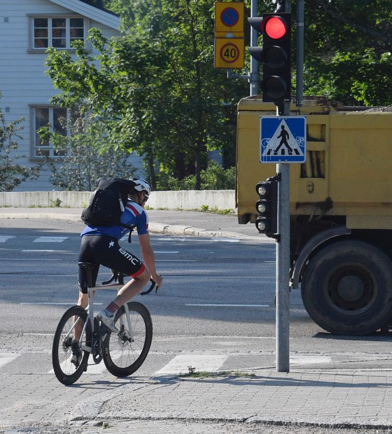 Sporttisella Miikalla taisi olla hoppu öljykaupoille, sillä hän hurautti komeasti punaisia päin.