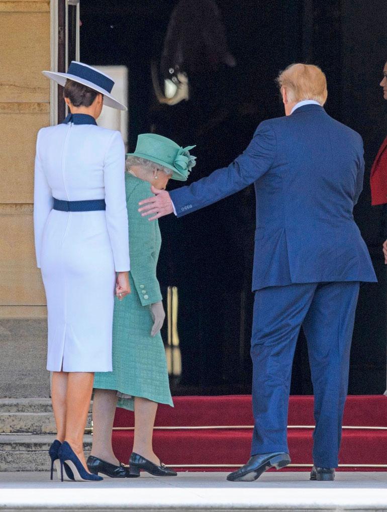 Ei näin! Brittikuninkaallisia ei kosketa kuin kätellessä.