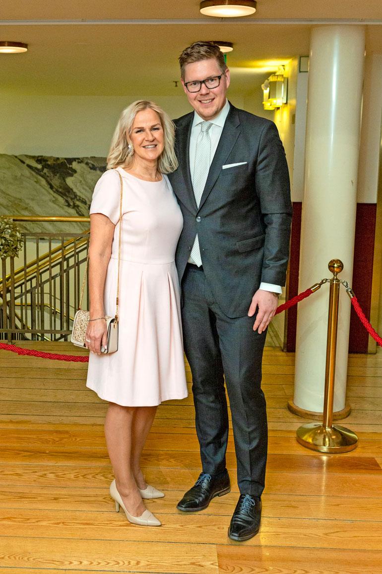 Antti juhli Kaija-vaimonsa kanssa puoluetoverinsa Eero Heinäluoman häitä viime kesänä.