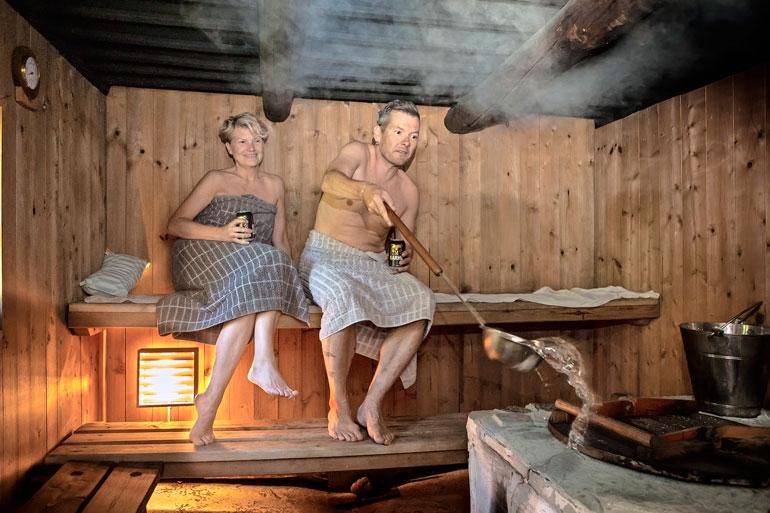 Nyt sitä löylyä! Samin ja Ninan maalaisidyllin lempipaikkoja on ehdottomasti vanha puusauna, josta irtoaa kunnon lämmöt.