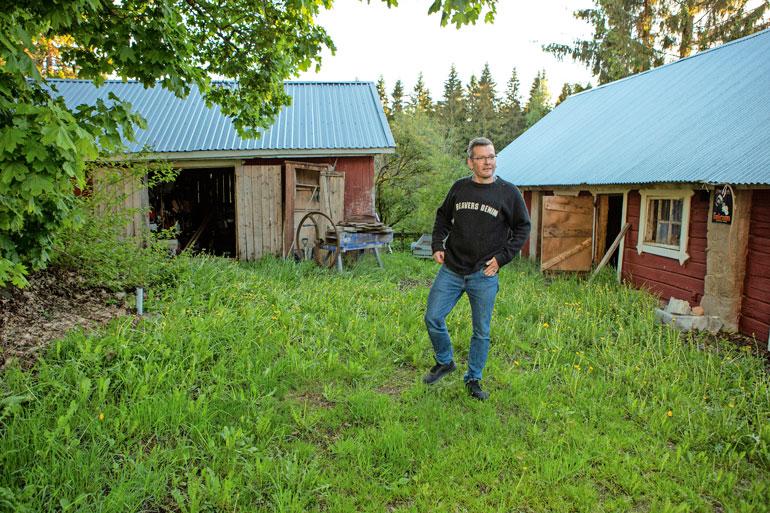 Sami osti Lammilla sijaitsevan maatilan mökkeineen 10 vuotta sitten. – Täällä pääsen pakoon kaikkea hälinää.