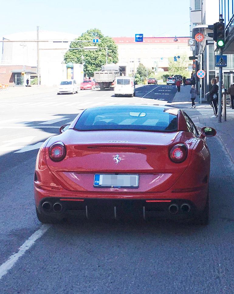 Jethron yli 400 000 euron Ferrari California on tuttu näky Turun katukuvassa.