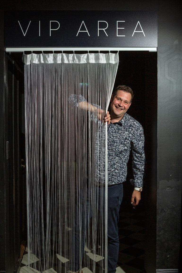 – Se hyvä puoli yökerhon omistamisessa on, että itse pääsee aina varmuudella vippiin, Jethro naureskelee.