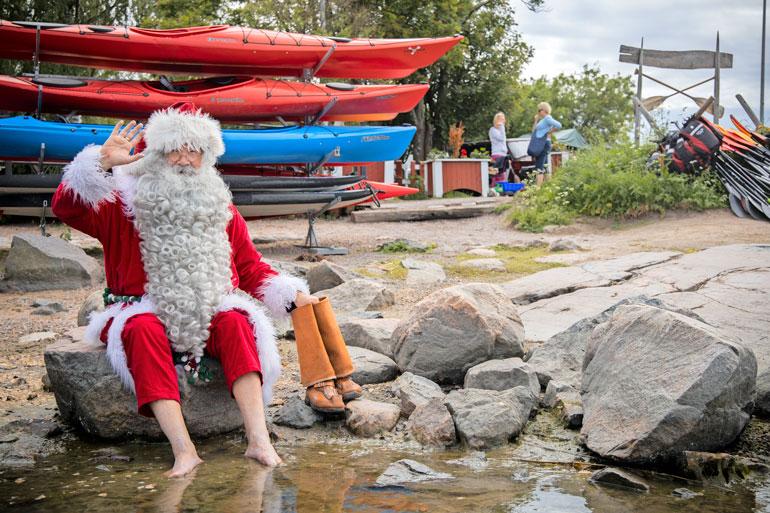 Varpaat veteen ja lapikkaat rannalle! Suomen virallisena Joulupukkina tunnettu Timo Pakkanen nauttii kesästä Helsingissä.
