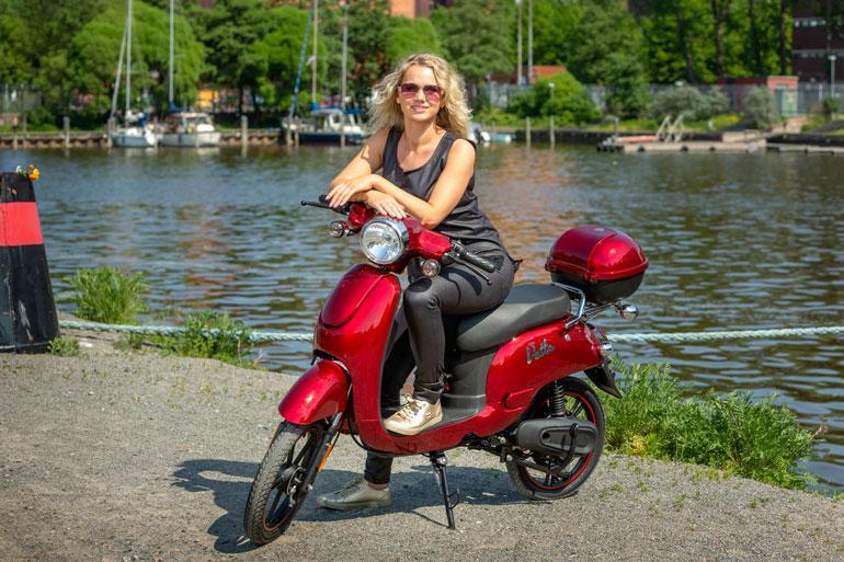 Jenna sai voitostaan palkinnoksi skootterin.