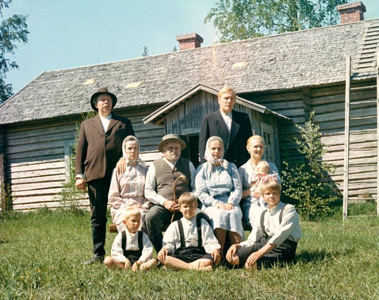 Akseli ja Elina -elokuvan mainosjulisteessa pikku-Linda istuu äitinsä, pääroolin Elina Koskelana tehneen Ulla Eklundin sylissä. – Onhan se kunnia olla ikuistettuna klassikkokuvaan, Linda sanoo.