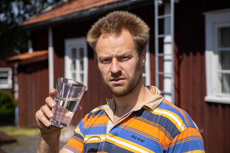 – Minulla on jonkinasteinen aivovamma. Sen laajuus selviää uusissa magneettikuvaukissa heinäkuussa. Nielurefleksi on heikko, ja veden juominen hankalaa, Erkki näyttää.