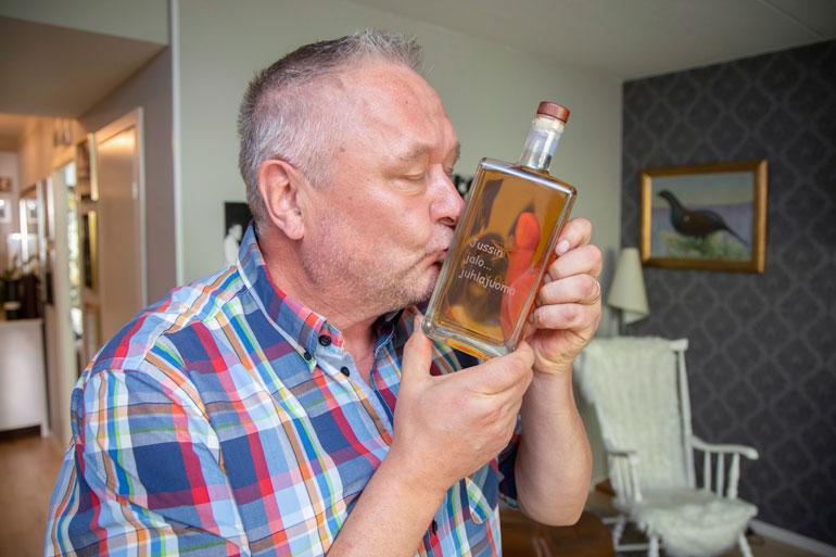 Toukokuun 17. päivä 60 vuotta täyttänyt Jussi sai lahjaksi kaiverretun Jallu-pullon. "Jussin jalo juhlajuoma", kaiverrus kertoo.