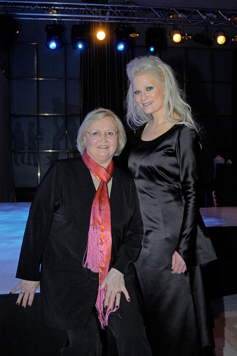 Lindan äiti Ulla Eklund, 81, viettää eläkepäiviään Helsingissä. Ullan aviomies, Lindan rakas isä Börje Lampenius menehtyi 2016.