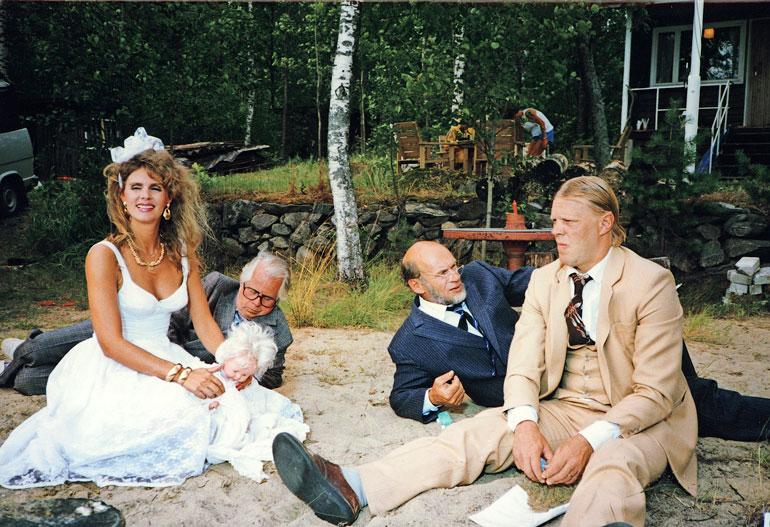 Elokuvassa Pikkupojat Riitalla oli tuplarooli Yskäsen vaimona ja tytär Unelmana. Pikkupoikina Väke, Kake ja Make olivat Simo, Spede ja Vesku.