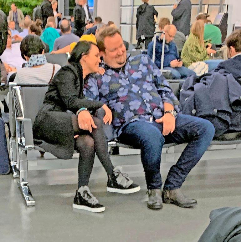  Saija seurustelee Suomen suosituimpiin lukeutuvan koomikon Sami Hedbergin kanssa.