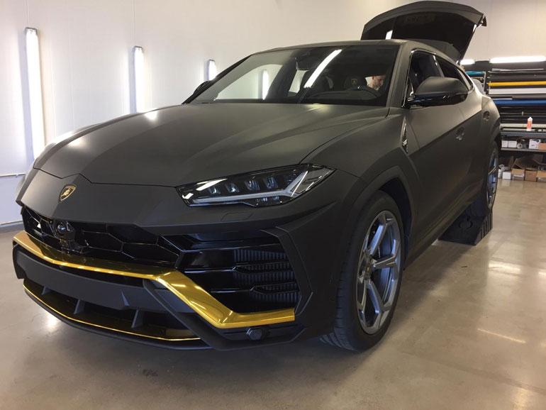 Lamborghini Urus on katumaasturi, joka kiihtyy 3,6 sekunnissa satasen vauhtiin.