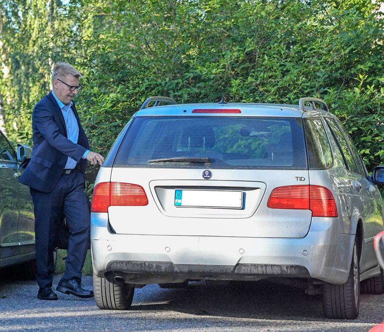 Kimmo kuskaa kultaansa yli 10 vuotta vanhalla Saabilla.