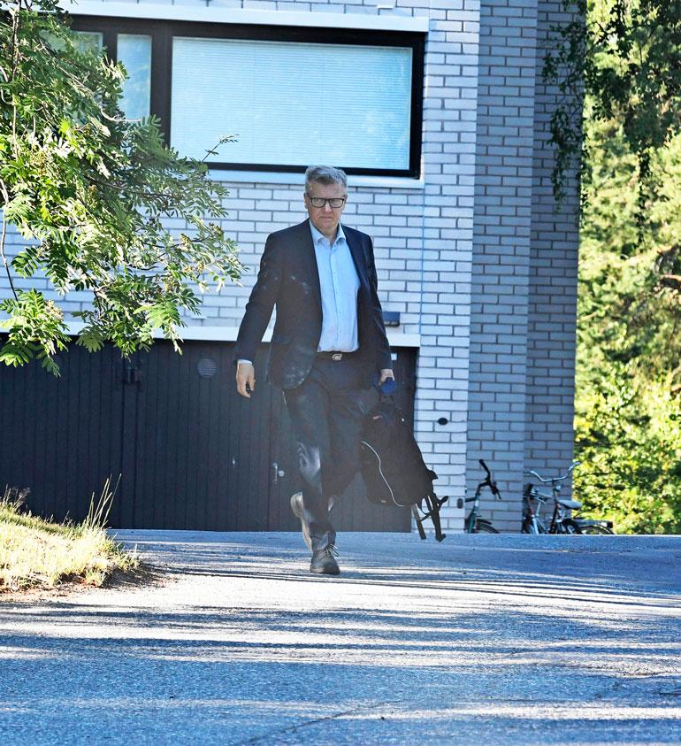 Perjantaina Kimmo lähti asunnolta yksin, mutta palasi pian hakemaan Hannaa.