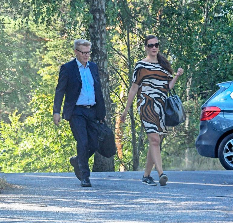 Kimmo ja Hanna lähtivät asunnolta maanantaiaamuna yhdessä töihin. Kimmo vei Hannan tämän työpaikan lähelle.