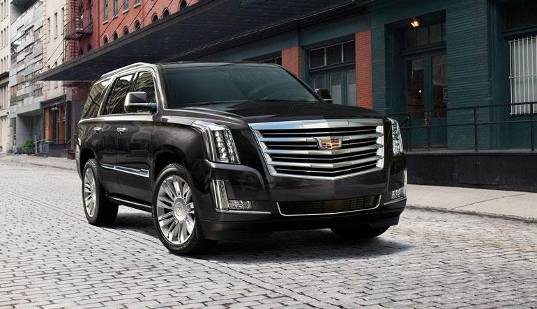 Remulla on nykyään kuvan auton kaltainen musta Cadillac Escalade. – Käytin äidin perintörahat siihen. Voi sanoa, että se on auto!