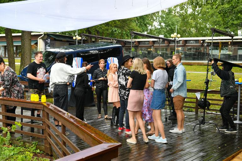 Vaikka rankkasade riehui hetken, työnteko Rantabaarin kuvauksissa jatkui pian.