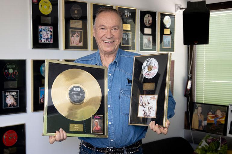 Ile näyttää Kikan vuoden 1989 esikois- albumia Mä haluun viihdyttää, joka myi peräti 71800 kappaletta ja platinaa. Oikealla on vuoden 1993 levy Käyrä nousemaan, joka myi kultaa ja 25000 kappaletta.