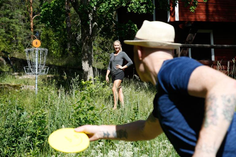 Nuuksion maisemissa riittää tekemistä joka lähtöön. – En tajunnutkaan, miten suosittua tämä frisbeegolf on maassanne! Darren huudahtaa.