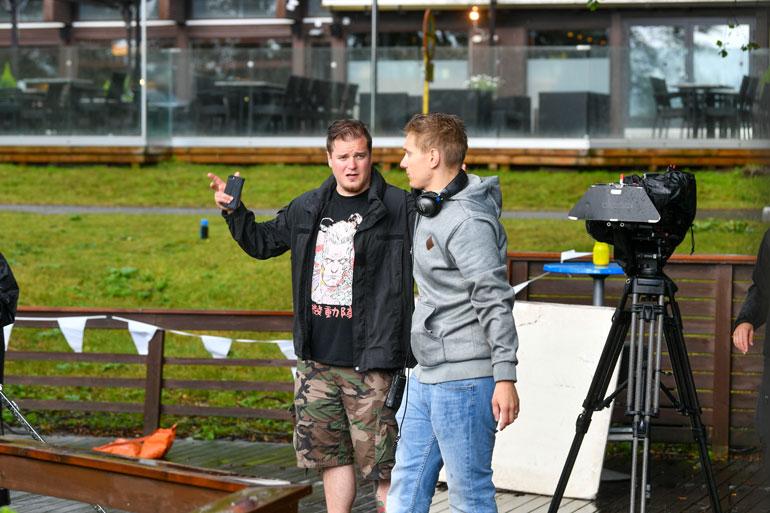 Rauli Ylitalo (vas.) vaihtoi sujuvasti näyttelijästä kameran taakse. – Vaihdos on tuntunut luonnolliselta, Rauli sanoo.