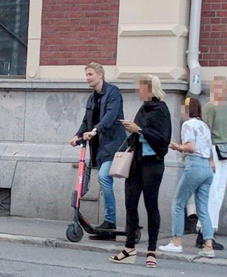 Antero Vartia sähköpotkulaudalla.