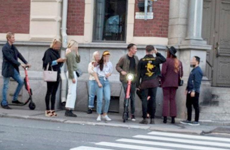 Jasper Pääkkönen ja Antero Vartia sähköpotkulaudoilla.