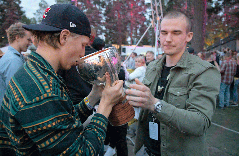 Laaksonen ja Vainionpää hörppivät alkoholia pystistä vuorovedoin.