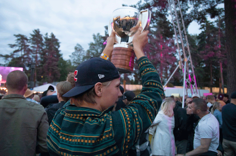 Oskari Laaksonen toimi MM-pokaalin suojelijana festivaalilla. Hän ei lopulta onnistunut siinä kovinkaan hyvin.