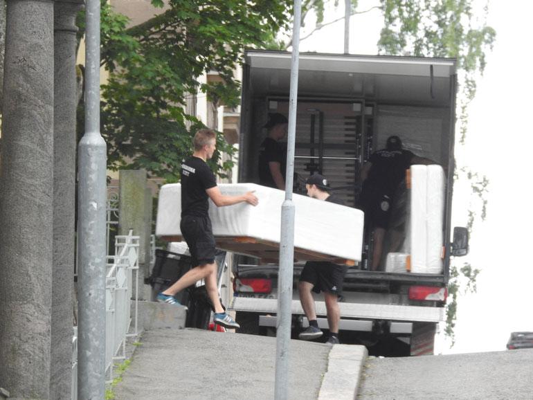 Muhkeat sängyt pakattiin toiseen muuttoautoon.