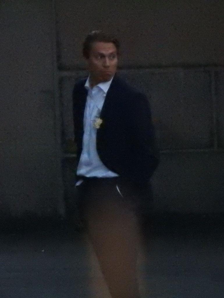Sulhasen veli ja bestman Markus Granlund tuli kesken hääjuhlan pihalle vilvoittelemaan.