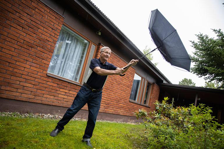 Mäntyharjun Ahvenprofessori Matti Paasonen kehottaa pitämään hatuista ja sateenvarjoista kiinni. – Kesä on epävakainen ja tuulinen, syksyllä tuuli yltyy myrskyiksi ja sadekuuroja piisaa.