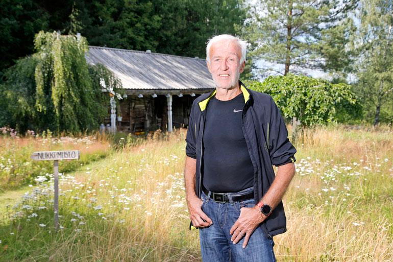 Ekku on istuttanut Hyrsylän Mutkaan toista sataa puulajiketta. – Luonto on terapiaa. Kuntokin pysyy hyvänä, kun touhuaa luonnossa.