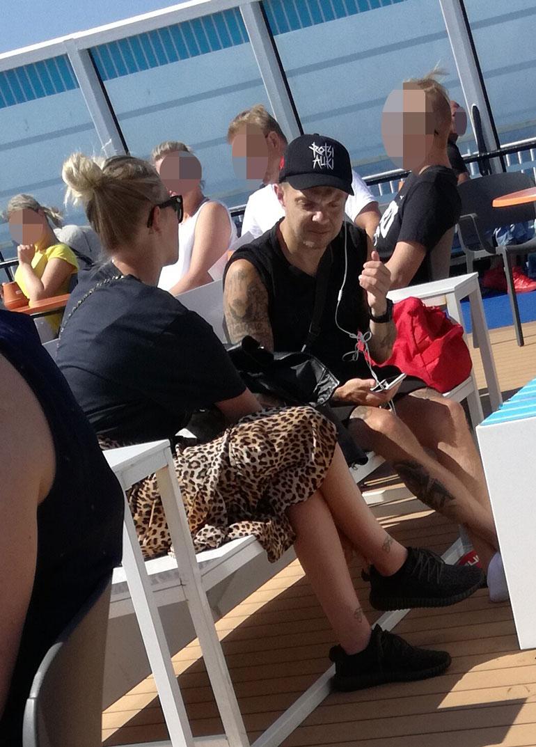 Uniikki ja Mira-rakas asettuivat kansipenkille tavaroineen. Miralla oli Louis Vuittonin iso kassi sekä nahkatakki, Danilla putkikassi.
