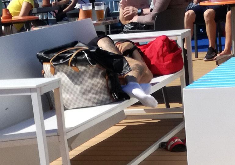 Uniikki nukahti kovalle penkille Eckerö Linen M/S Finlandian aurinkokannella viime perjantaina. Valkoiset tennissukat ja Guccin sandaalit ovat ainakin muotipoliisille kauhistus.