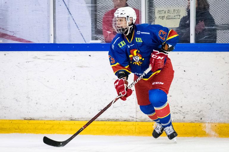 Leevi pelaa isänsä tavoin tavoitteellisesti jääkiekkoa. Viime syksynä hän pelasi B-nuorten SM-sarjassa Jokereiden U18 -joukkueessa.