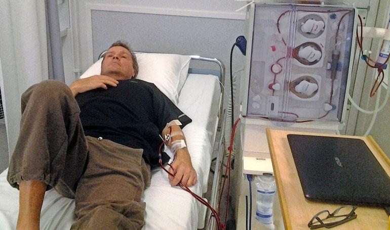 Jari käy kolmesti viikossa dialyysissa sairaalassa. Hoitamaton diabetes johti munuaisten vajaatoimintaan. – Lopetan hoidot nälkälakon alkaessa, Jari sanoo.