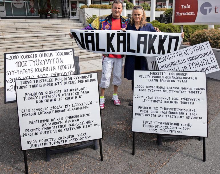 Vakuutusyhtiö Turvan eteen Tampereelle pari lähtee muun muassa infokyltein valmistautuneena.