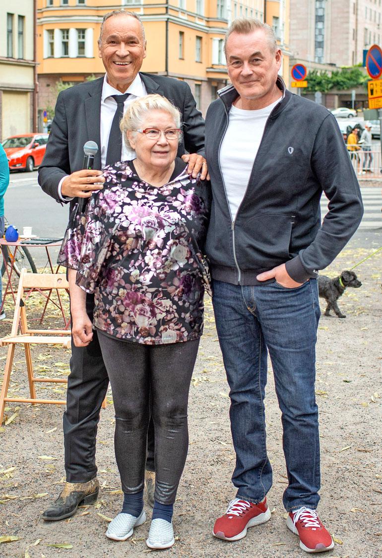 Ile järjesti Jaskan Grillin pitkäaikaiselle myyjälle Aliisa Karhumäelle ikimuistoiset 80-vuotissyntymäpäivät. Vierellä Arto Nyberg.